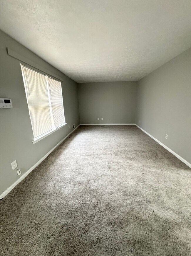Building Photo - Beautiful renovated 4 Bedroom Spacious  Sp...
