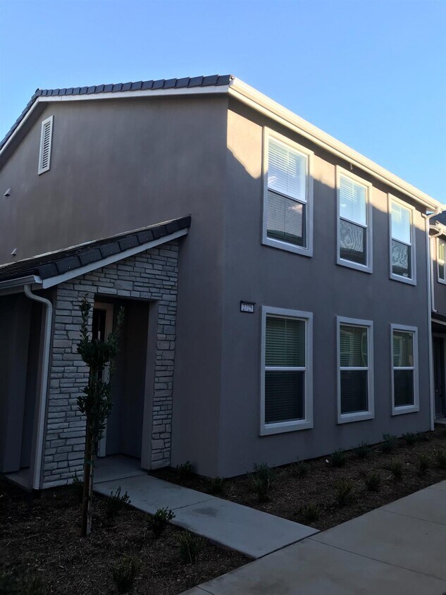 Primary Photo - 2725 E Teaberry Dr