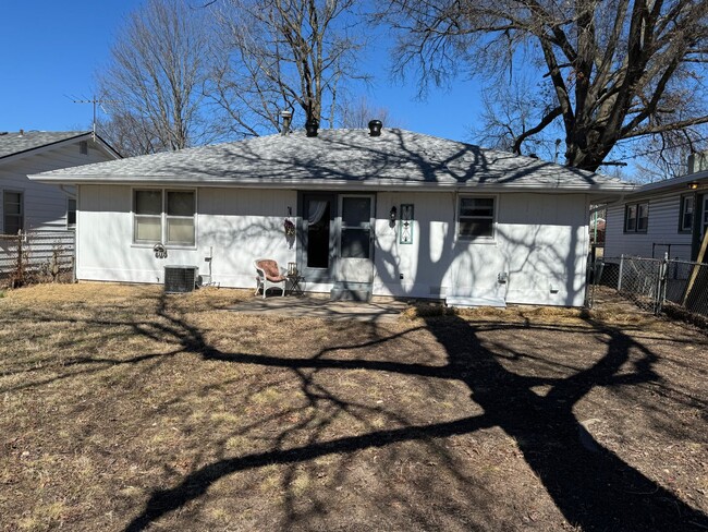 Building Photo - Adorable 2 Bedroom Home Southeast!  $995