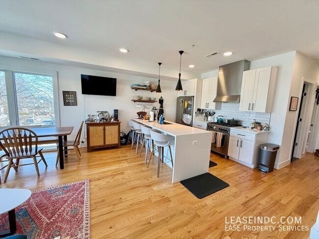 Building Photo - 1719 D St NE