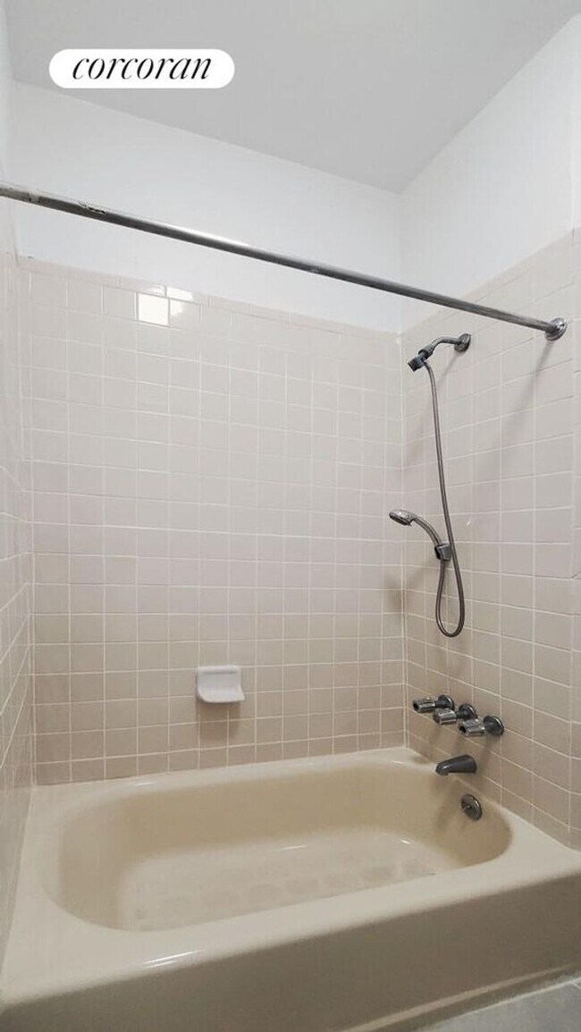 Foto del edificio - 306 W 51st St