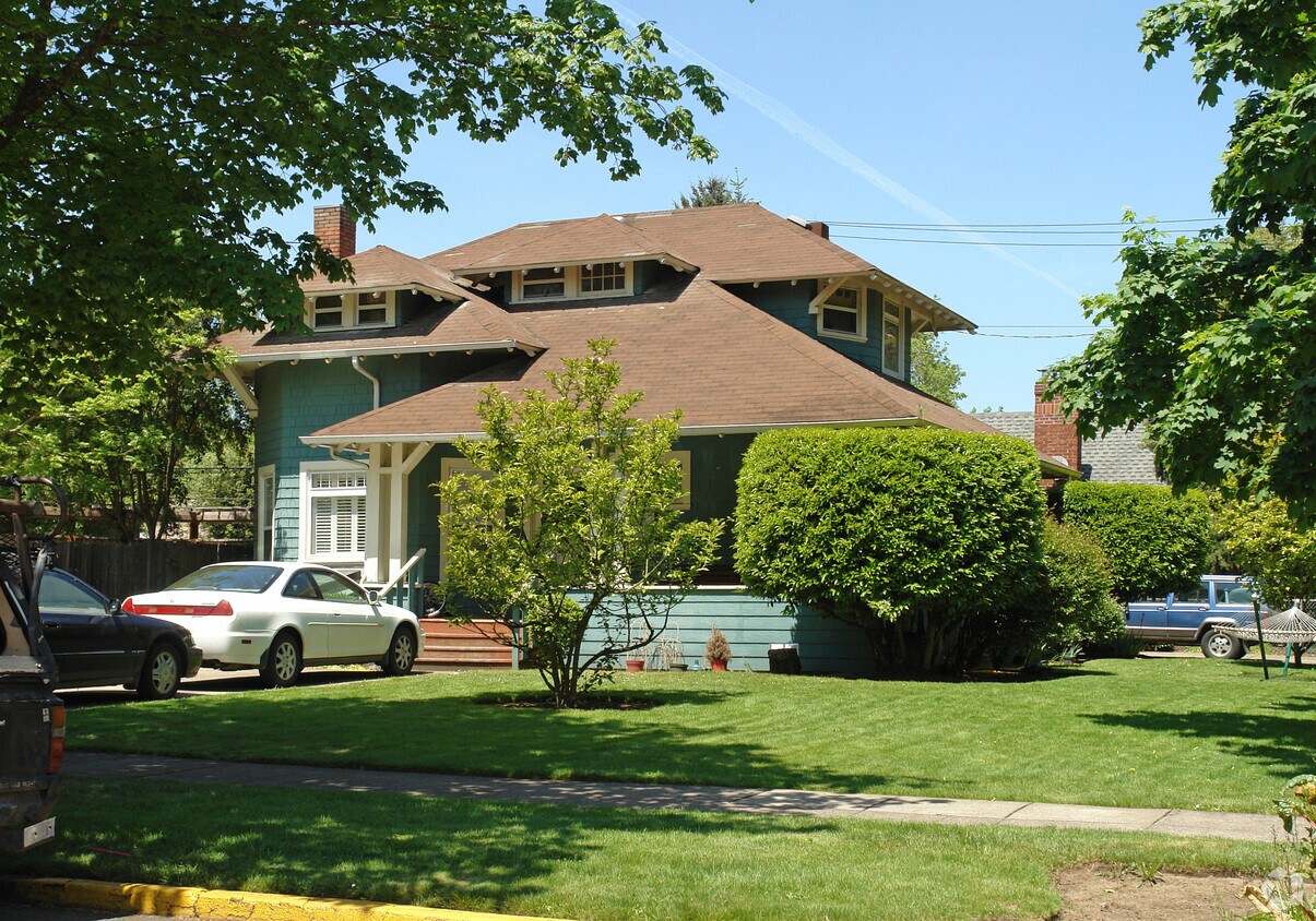 Building Photo - 515 W 10th Ave