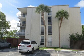 Building Photo - 6900 N Kendall Dr