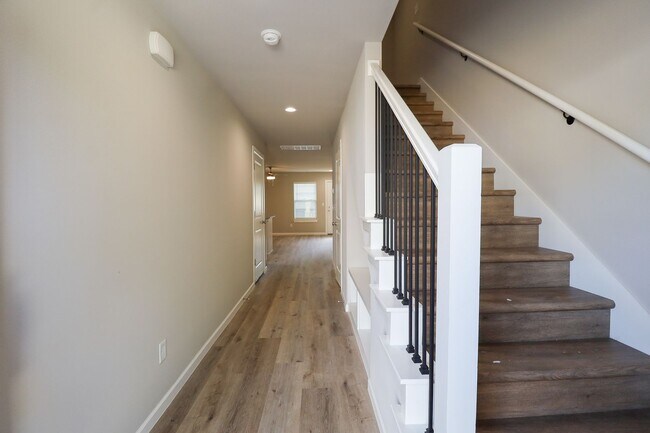 Foto del edificio - FIRST FREE MONTH! 3 Bed | 2.5 Bath | Sand ...
