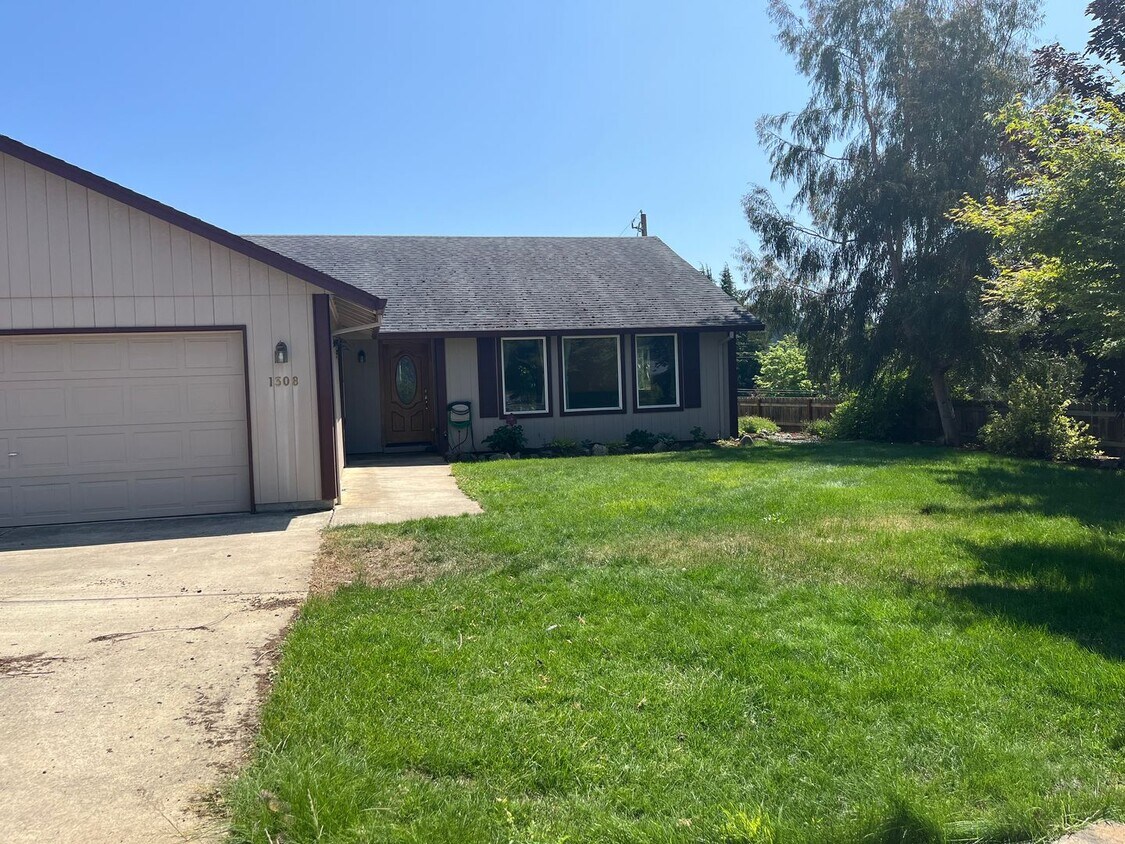 Primary Photo - Large 3 bed/2 bath single family home