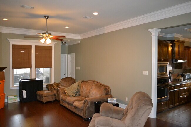 Building Photo - Spacious home in Geismar, Dutchtown School...