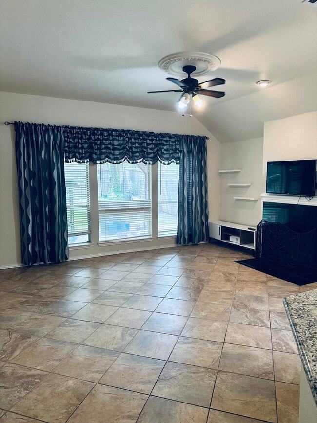 Foto del edificio - 2805 Glen Hollow Dr