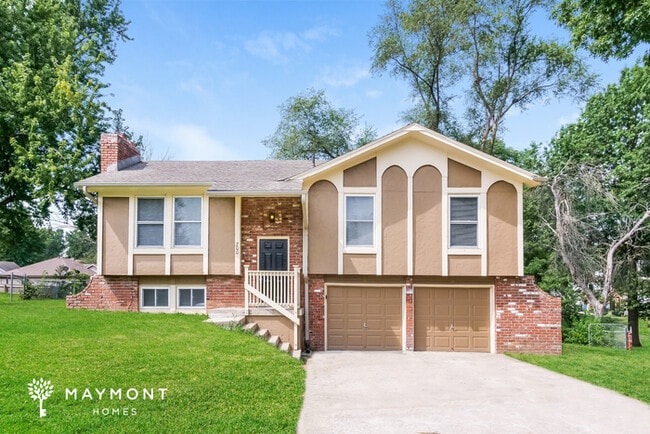 Building Photo - 700 Zay Dr