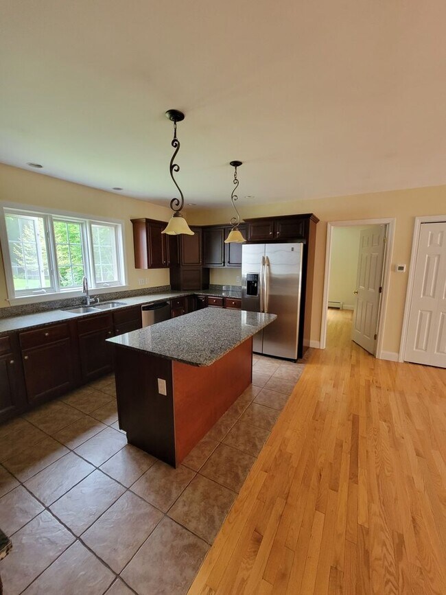 Foto del edificio - Charming Updated 2BR/ 2 BA with GARAGE, in...