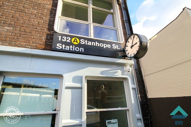 Foto del edificio - 132 Stanhope St