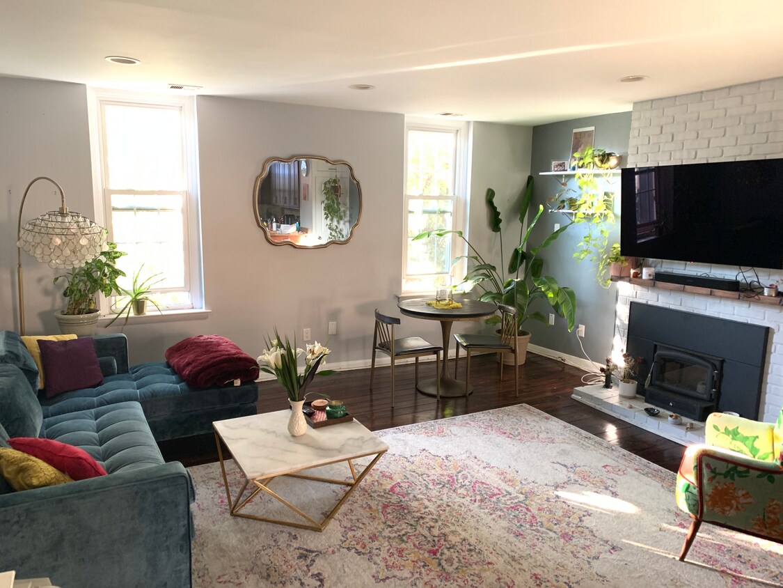 Sala de estar con grandes OLED televisión, sofá de lujo, y un rincón del área de restaurantes. - 1110 Lombard St