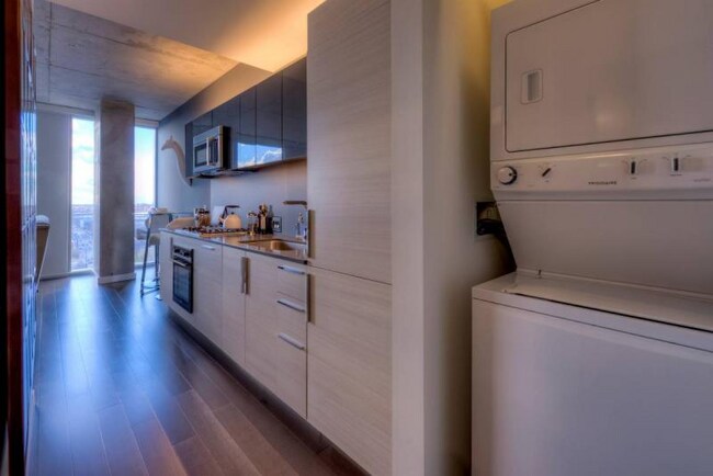 Foto del edificio - 745 W Division St