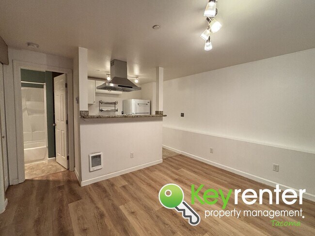 Building Photo - Cozy 1 Bedroom Triplex Near Downtown Tacoma and Pacific Avenue