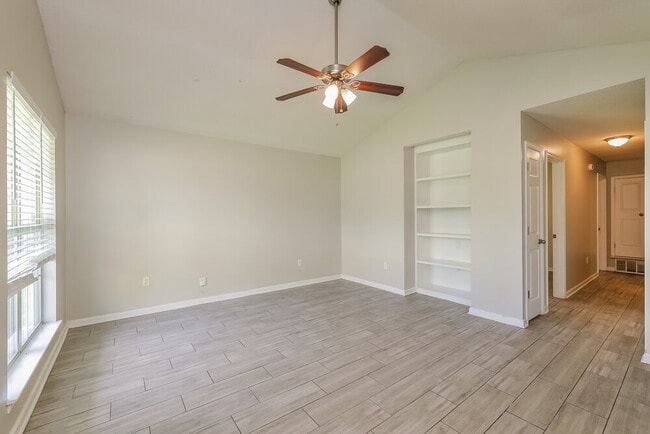 Building Photo - 1104 Parkview Cir N