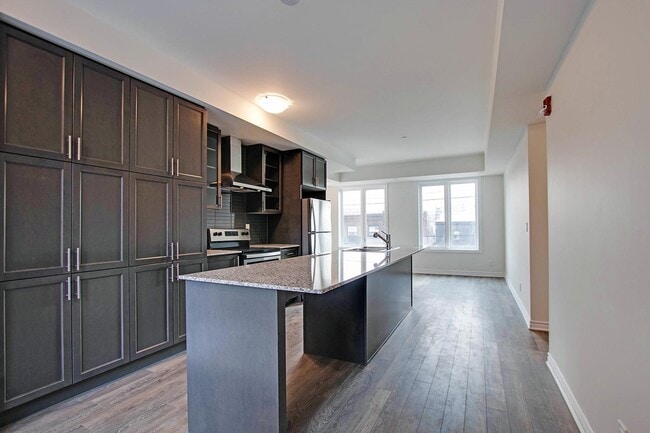 Building Photo - 12-3580 lakeshore blvd Etobicoke Ontario M8W3J6