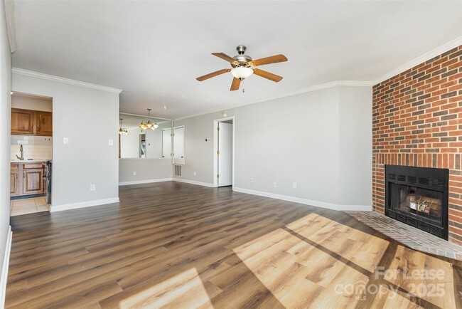 Building Photo - 1608 Sharon Rd W