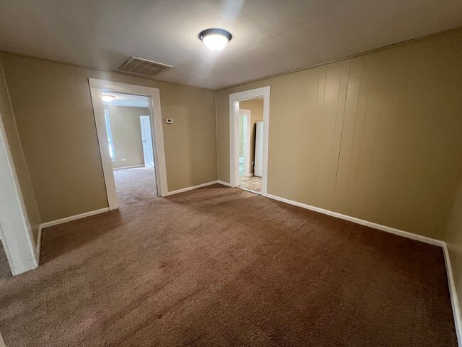 Building Photo - 2 Bedroom 1 Bathroom Home in the West End