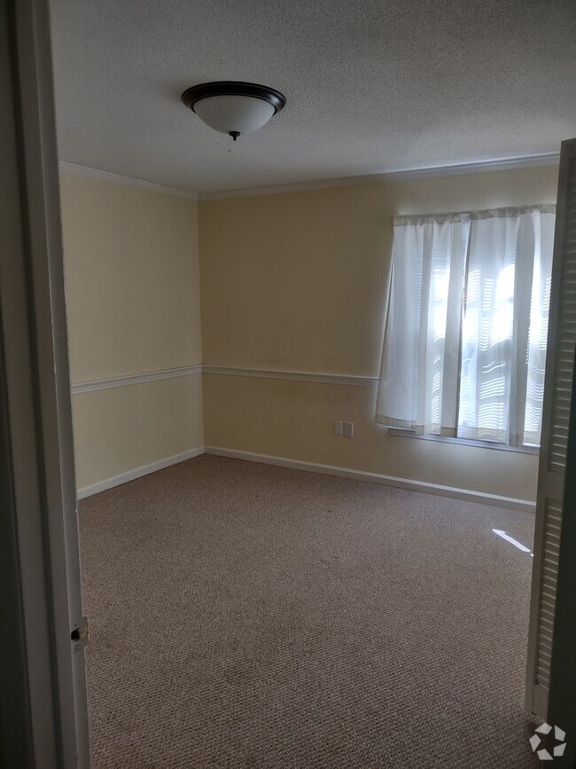 Building Photo - 5516 Lakeshore Dr