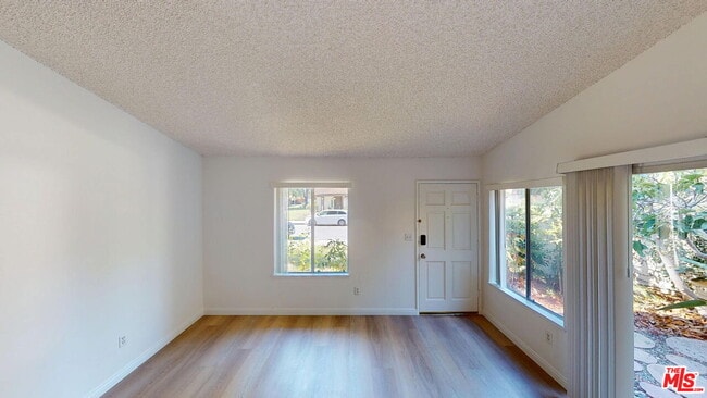 Foto del edificio - 10464 Larwin Ave