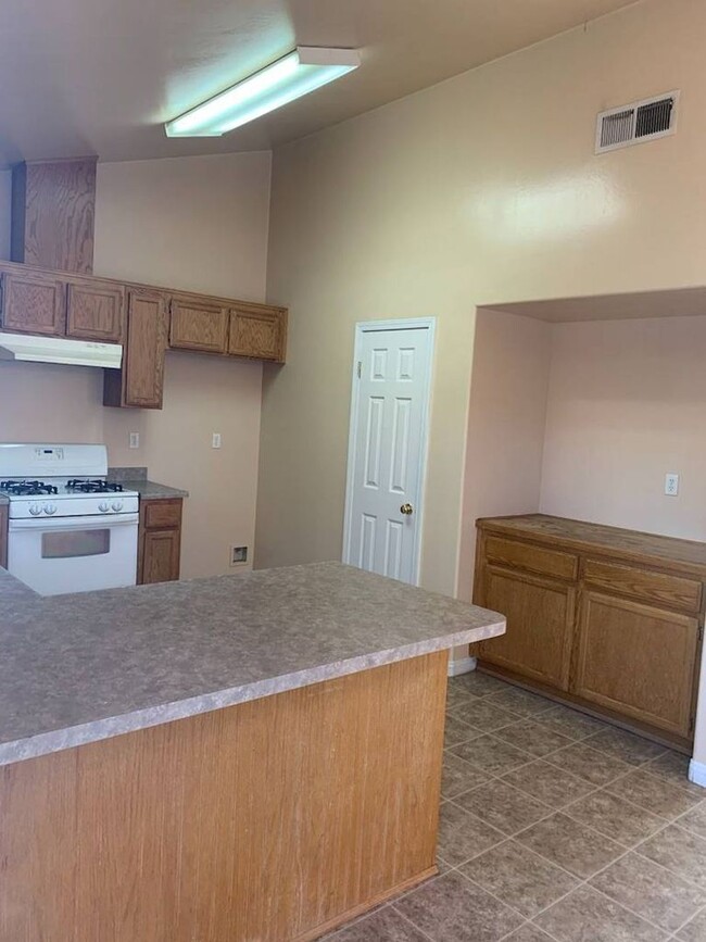 Building Photo - 5404 El Palacio Dr