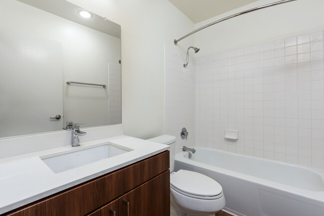 Renovado I baño con gabinetes nuevos, encimeras de cuarzo, y pisos de superficie dura - eaves Huntington Beach