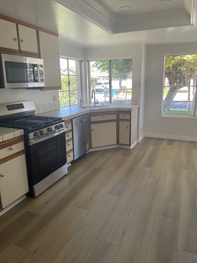 Foto del edificio - NEW PAINT AND FLOORING