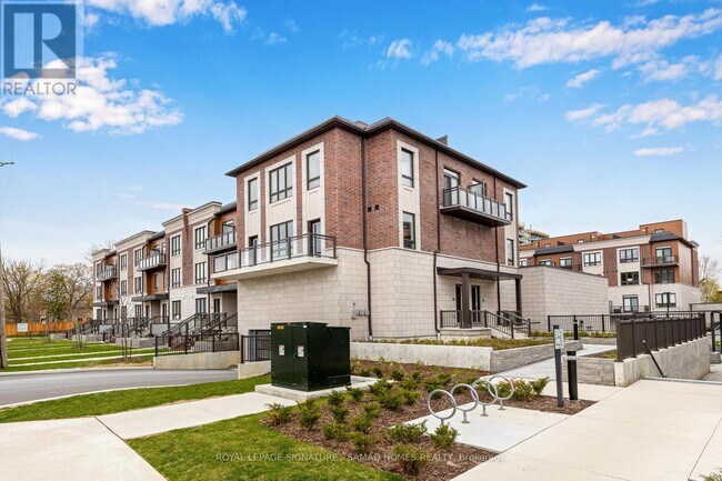 Photo du bâtiment - 4035-4035 Hickory Dr