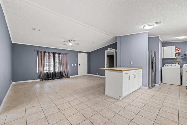 Building Photo - 10592 SW Sandalfoot Blvd