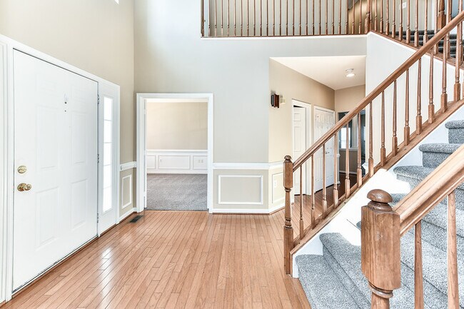 Building Photo - 604 Marshall Dr NE