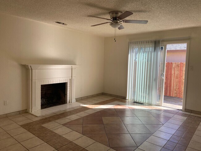 Foto del edificio - 211 W Camron Ave