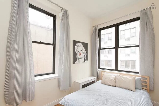 Building Photo - 231 E 14th St