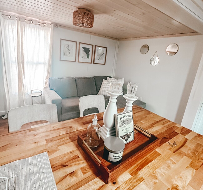 Building Photo - 499 Main St