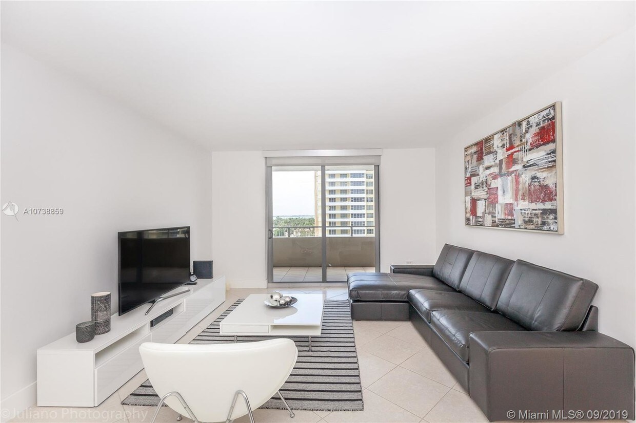 Primary Photo - 5555 Collins Ave