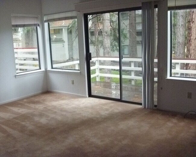 Building Photo - Southwood Glen - Newly painted!!