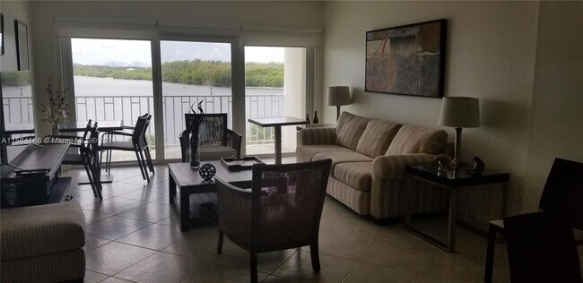 Foto del edificio - 300 Bayview Dr