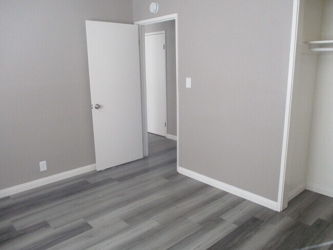 Building Photo - 526 Robalo St