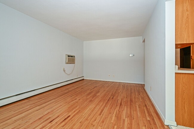 Building Photo - 515 5th St SE