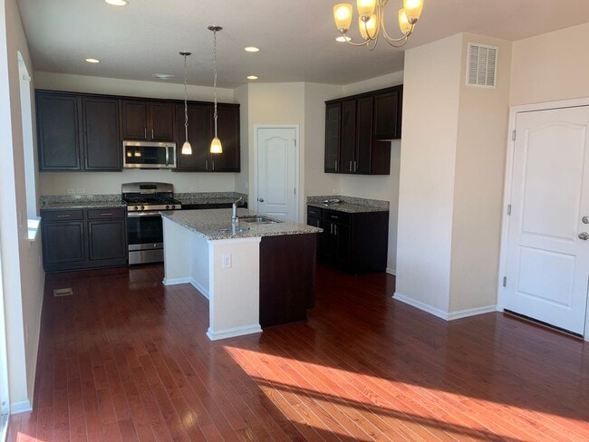 Building Photo - Well maintained Home with 4 bedrooms 3 bat...