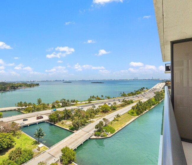 Foto del edificio - 600 NE 36th St