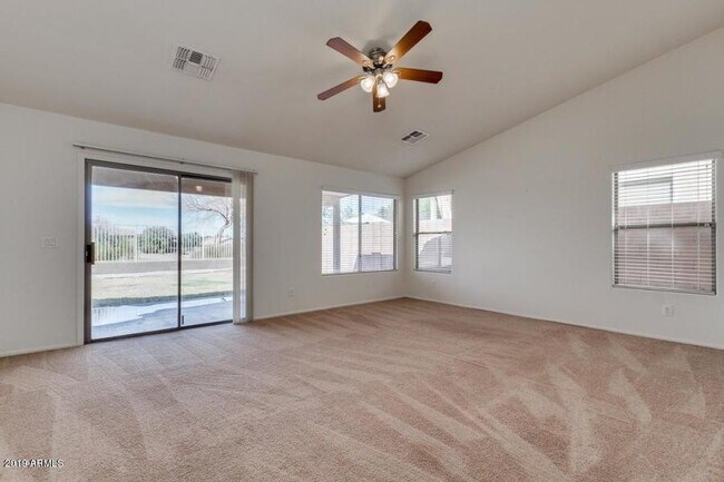 Foto del edificio - 42376 W Chisholm Dr