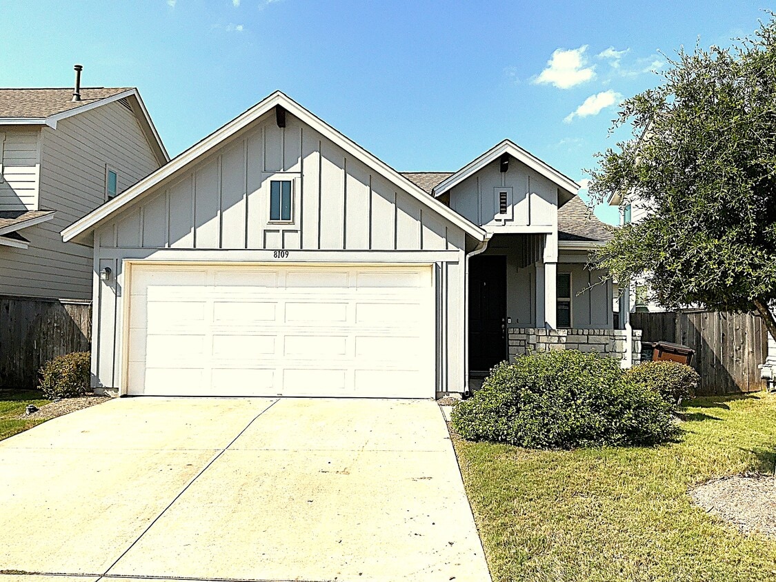 Foto principal - 8109 Cottage Rose Dr