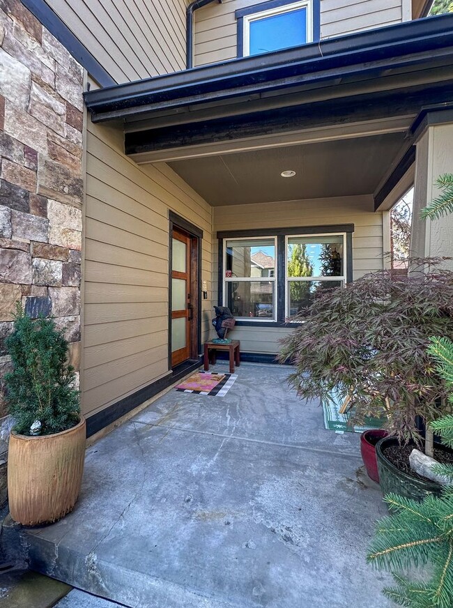 Building Photo - Stunning home available in Stone Creek!  Must see the interior!