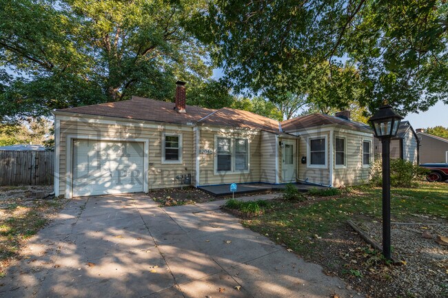 Building Photo - 2046 N Burns Ave