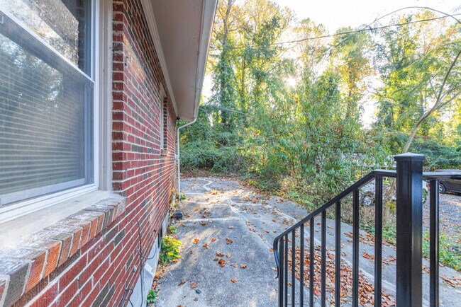 Foto del edificio - 655 Elinor Place - Unit B - Atlanta, GA 30318