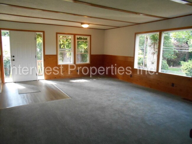 Building Photo - 5302 SE Logus Rd