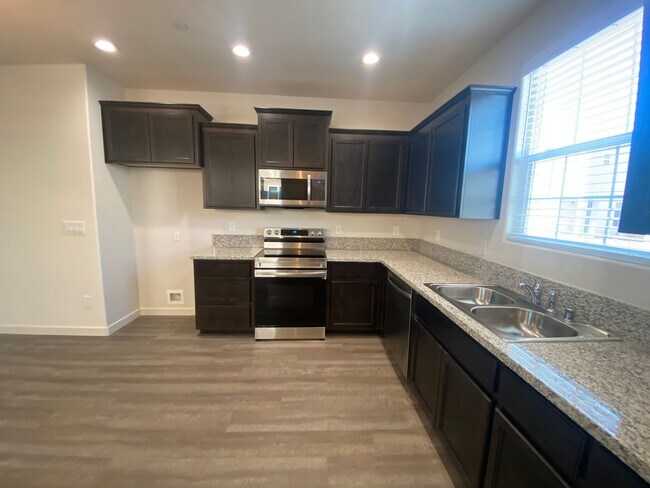 Foto del edificio - Newer Construction! 3 bedroom 2.5 Bathroom Home in a Gated Community