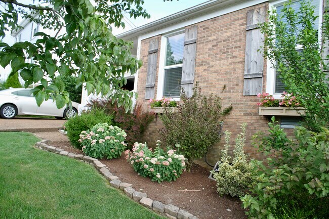 Foto del edificio - 5064 English Village Dr