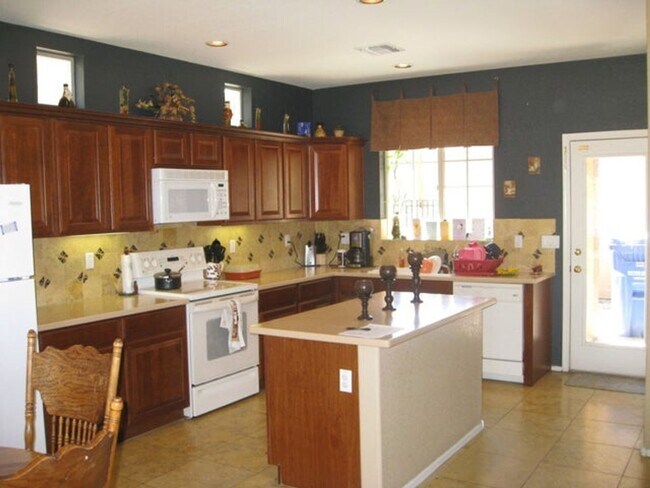Building Photo - Beautiful three bedroom plus den/loft, 2.5 bath upgraded home  In West Phoenix Close to I-10 & 101