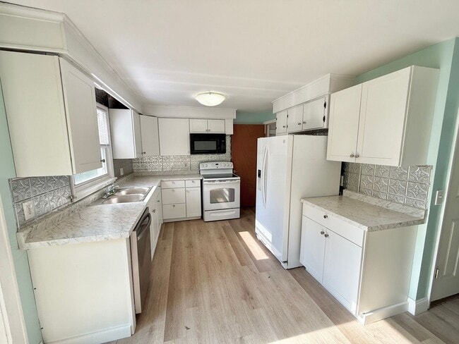 Building Photo - 3/1 Single Family Home | Large back yard |...