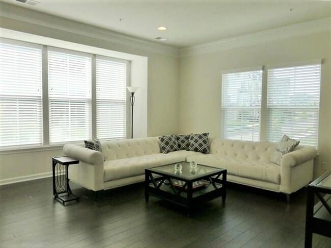 Building Photo - 325 Cross Creek Dr